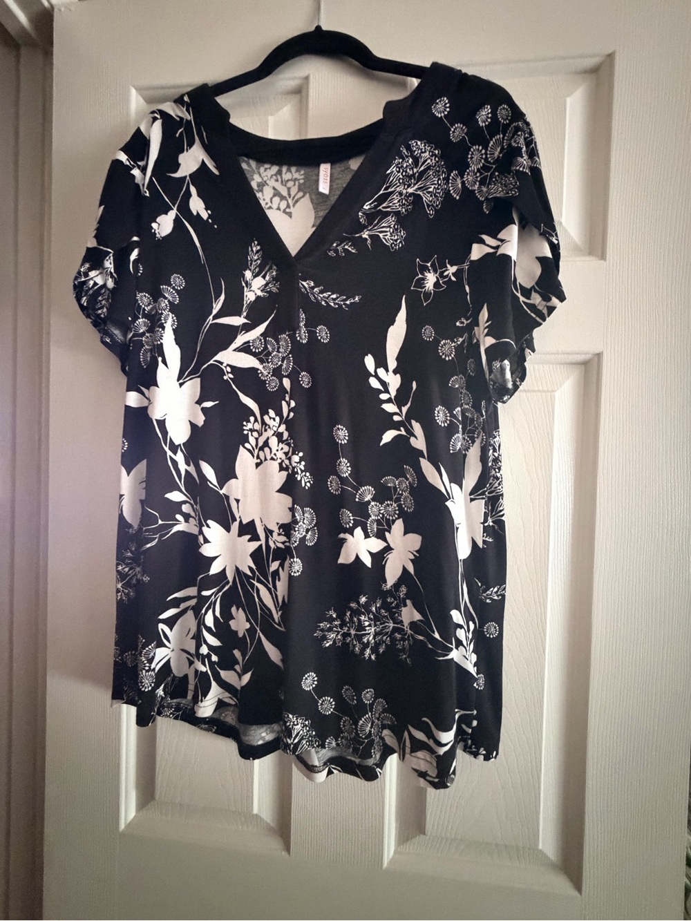 Black & White Floral V-Neck Tunic Top